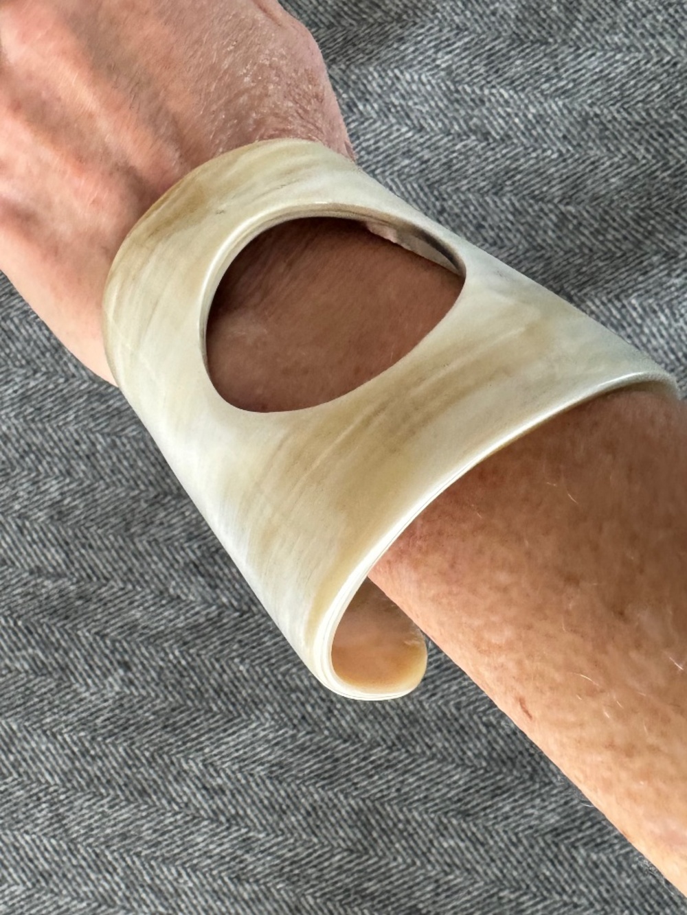 (NWOT) ANKOLE, BUFFALO HORN CUFF IN CREAMY TONES, WITH ARTISTIC ROUND CUTOUT - Picture 6 of 7